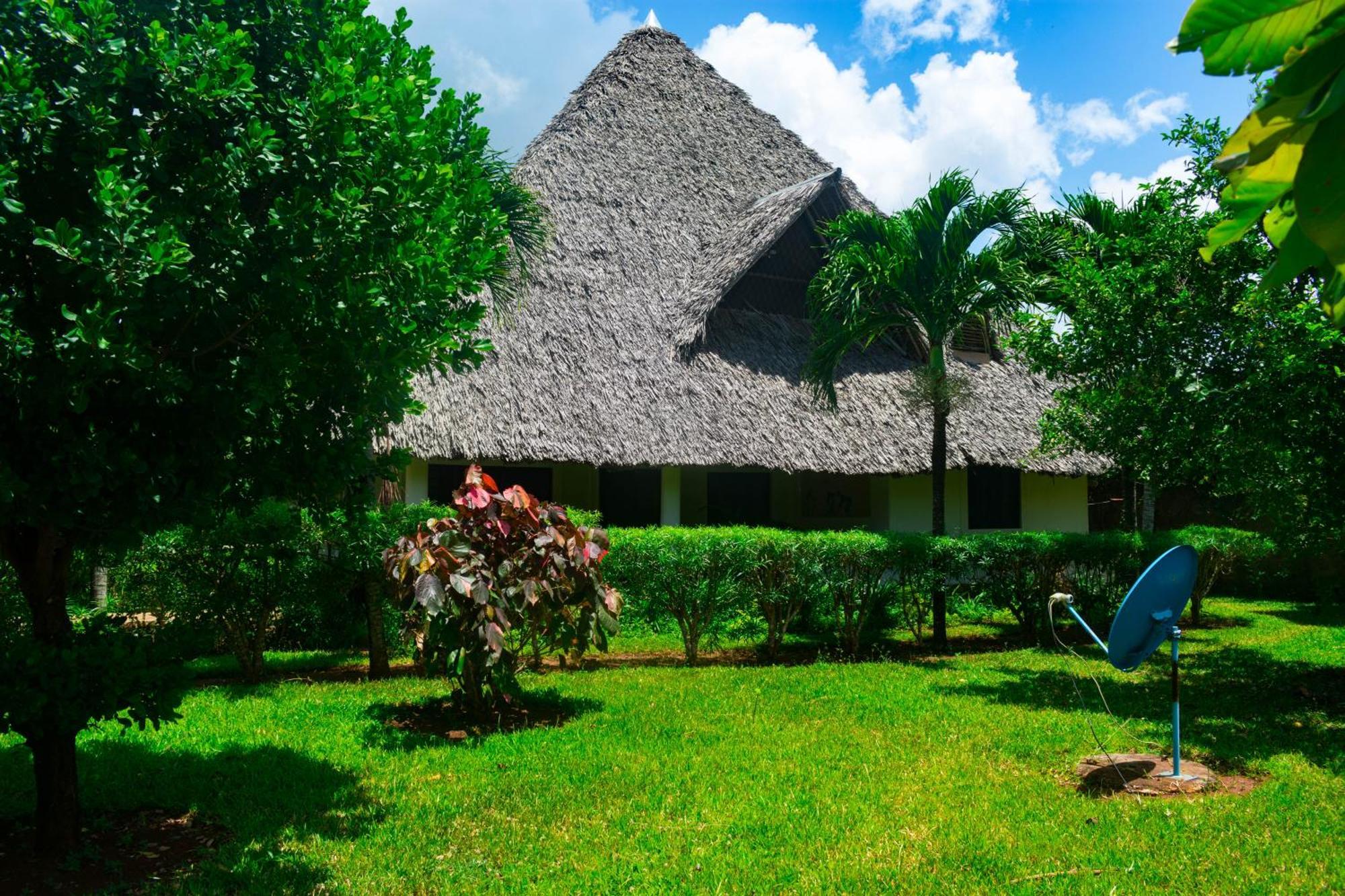 Villas Dora And Holly Diani Beach Bagian luar foto